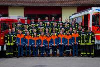 Aktive Mannschaft mit Jugendgruppe der Frewilligen Feuerwehr Gerolfing zwischen LF 8 und LF 10