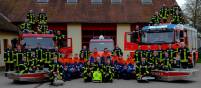 Aktive Mannschaft mit Jugendgruppe und Einsatzmittel der Frewilligen Feuerwehr Gerolfing